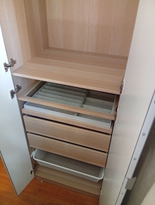 Photo de galerie - Magnifique petite armoire IKEA, avec des portes miroir qui donnent une finition luxueuse. ?
⚠️ La disposition des tiroirs, tablettes, tringle ou autres est toujours faite selon l'avis du client.