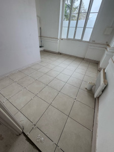 Photo de galerie - Pose d’un cabinet d’ostéopathie en 45x45 avec chappe ciment au préalable 