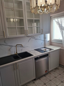 Photo de galerie - Cuisine avec plan de travail et crédence en compaq....février 2025