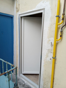 Photo de galerie - Pose un porte en PVC 