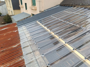 Photo de galerie - Depose d'une couverture amiante et pose d'un bac polycarbonate 