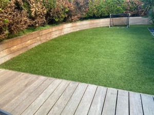 Photo de galerie - Pose de terrasse en bois pose de gazon artificiel et création d’un mur de soutènement 