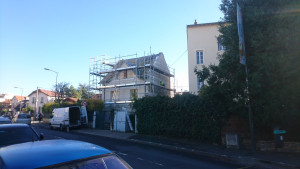 Photo de galerie - Montage d'un échafaudage afin de réaliser les travaux de ravalement et de couverture .