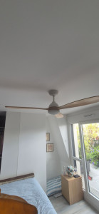 Photo de galerie - Dépose d'un luminaire de plafond en vue de l'installation d'un ventilateur de plafond.