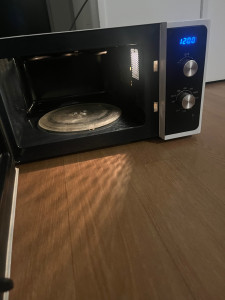 Photo de galerie - Réparation d'un micro-ondes. Il faisait sauter le disjoncteur de la maison. Un composant du micro-ondes était un court circuit.l