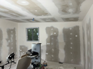 Photo de galerie - Réalisation des bandes après pose de la structure métallique et les plaques 