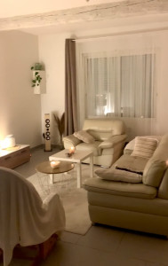 Photo de galerie - Pièce entièrement meublé et décorée avec un budget limité (600€), en respectant une palette de tons neutres, crèmes et beiges. Les matériaux doux et chaleureux ont été choisis pour créer une ambiance cosy et apaisante. 