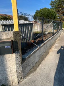 Photo de galerie - Terrassement muret et pose de grillage 