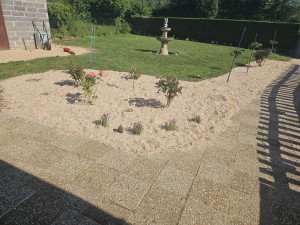 Photo de galerie - Creation d un parterre de fleur avec plantation.