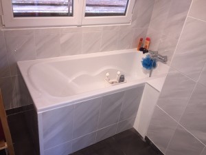 Photo de galerie - Salle de bain réalisé pose baignoire et fenêtre faïence sol 