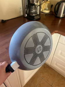 Photo de galerie - Voici une casserole nettoyante 