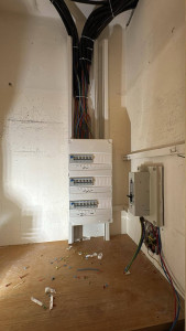 Photo de galerie - Pose d’un tableau 3 rangées pour appartement T3