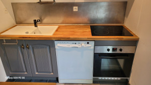Photo de galerie - Pose de cuisine , caissons, plan de travail, évier, plaque de cuisson, four électrique, lave vaisselle 