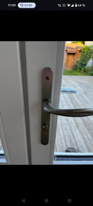 Photo de galerie - Changement poignée pour porte fenêtre 
