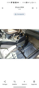 Photo de galerie - Démontage moquette, siège banquette arrière pour séchage mousse suite a infiltration d'eau 