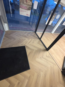 Photo de galerie - Pose d’un parquet vinyle en bâton rompu + tapis encastré 1x1m dans l’agence aésio mutuel 