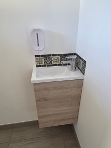 Photo de galerie - Installation complète d'un lave-main et de son distributeur automatique à savon dans un WC.