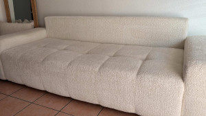 Photo de galerie - ?️ Nettoyage canapé – Résultat impeccable ! Intervention complète avec aspiration profonde, vapeur 90°, shampoing textile et rinçage à l’injecteur-extracteur. Les taches et les odeurs ont été éliminées pour un canapé propre, frais et comme neuf ✨