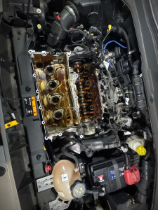 Photo de galerie - Fuite d’huile moteur résolue suite au changement des joints de puits de bobine et joint de cache-culbuteur sur un 1.4 MultiAir d’un Jeep Renegade