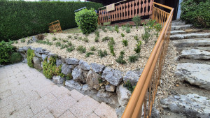 Photo de galerie - Mise en place de bâches, plantation et paillage