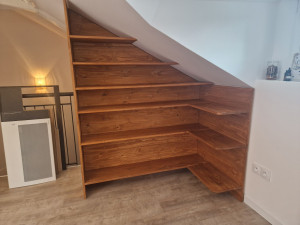 Photo de galerie - Création d'une bibliothèque en bois massif sur-mesure en sous-pente