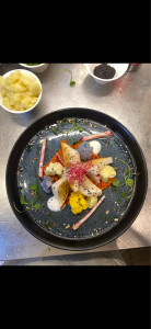 Photo de galerie - Tapenade de poivron à l’ail confit, Steack de calamar grillé, émulsion à l’ail, légume croquant 