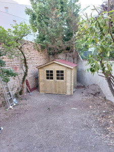Photo de galerie - Pose d'un cabanon de jardin
