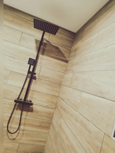 Photo de galerie - Pose de carrelage 20 x 90 imitation parquet en pause décalé.