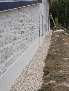 Photo de galerie - Rénovation d'une façade  avec tableau et fossé de drainage.