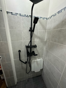 Photo de galerie - Pose d'un mitigeur de douche et un siège rabattage