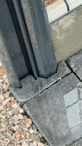 Photo de galerie - Présentation de finition sur un pavés gris béton 