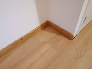 Photo de galerie - Pose de parquet + fabrication et pose des plinthes avec angle 45°