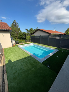 Photo de galerie - Pose de piscine coque, aménagement extérieur 