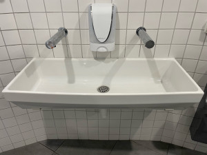 Photo de galerie - Installation de 2 robinets à détection automatique 