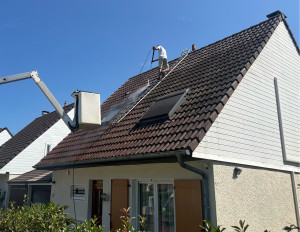 Photo de galerie - Nettoyage du toiture à pont très incliné 