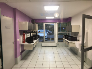 Photo de galerie - Peinture et carrelage dans salle de soin en maison de retraite