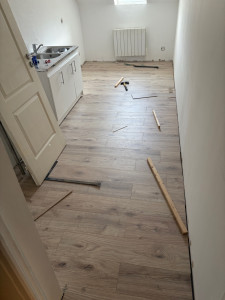 Photo de galerie - Pose de parquet sans plinthes