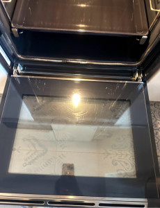 Photo de galerie - Nettoyage complet et en profondeur du four pour lui redonner l’aspect du neuf.”