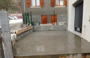 Photo de galerie - Coulage d’une dalle en béton pour terrasse extérieure.