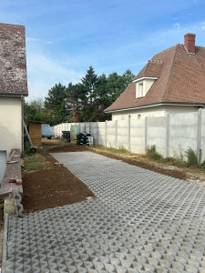 Photo de galerie - Création d’une allée en nid en béton pour terre végétal afin de faire passer les véhicule et les stationnés 