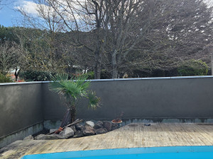 Photo de galerie - Réalisation d'un mur de jardin avec application enduit sur les deux face et pose de chapeaux en béton
