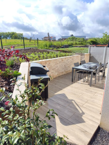 Photo de galerie - Création mur avec parement et couvertine, terrase gré cérame clôture et plantation 
