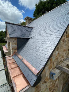 Photo de galerie - Réalisation d’une couverture en ardoise naturel et de la zinguerie en cuivre 