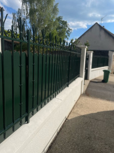 Photo de galerie - Rénovation complète d’une clôture en fer ?  ✔ Ponçage ✔ Préparation du support ✔ Mise en peinture pour une finition propre et durable  Travail soigné réalisé avec attention aux détails ?