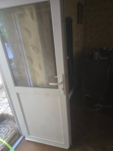 Photo de galerie - Changement de porte en bois en pvc  avec cadre sur mesure. 