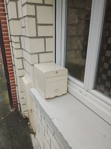 Photo de galerie - Pose d une boîte aux lettres.