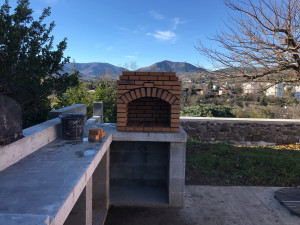 Photo de galerie - Construction en cours d’un barbecue en brique réfractaire 