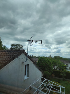 Photo de galerie - Pose d'antenne sur mât et câblage.