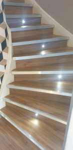 Photo de galerie - Escalier en parquet avec éclairage led.