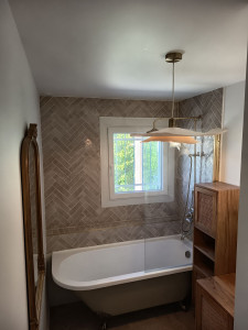 Photo de galerie - Réalisation salle de bain complète électricité plomberie placo sol pvc fenêtre double vitrage 
